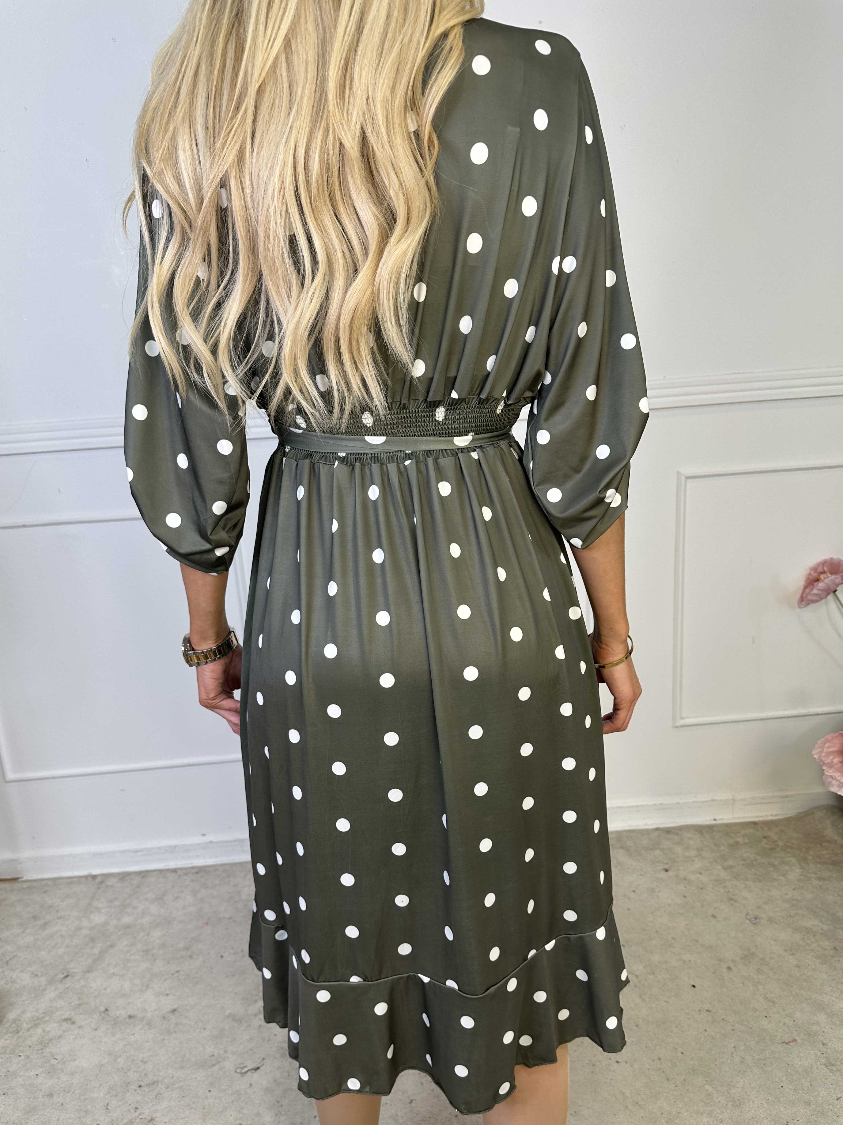 Savina Dot - Elastisk kjole i slå-om-look med prikker og flæsekant